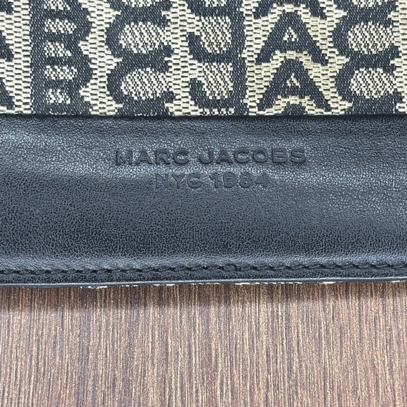 🔥🔥🔥Marc Jacobs Black and Tan Patterned Wristlet🔥🔥🔥 - Picture 2 of 11
